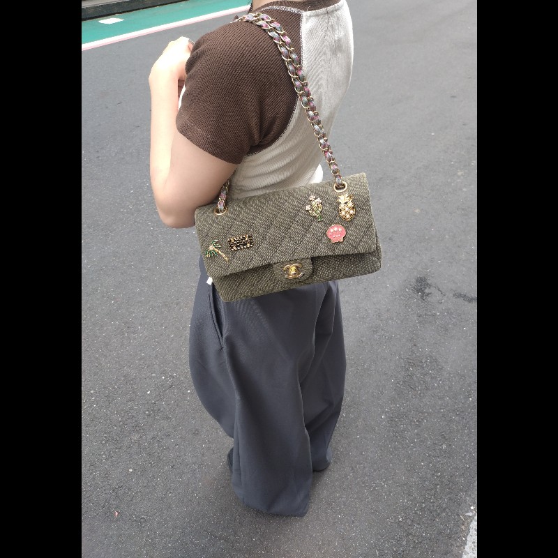 Chanel 金鍊渡假系列胸章綠布口蓋包 CF25-4