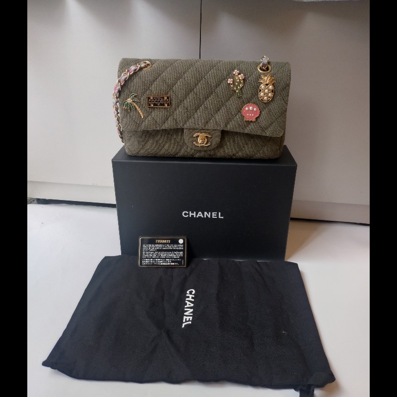 Chanel 金鍊渡假系列胸章綠布口蓋包 CF25-5