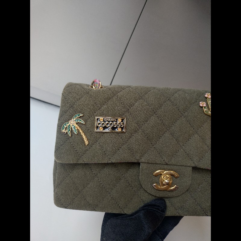 Chanel 金鍊渡假系列胸章綠布口蓋包 CF25-8