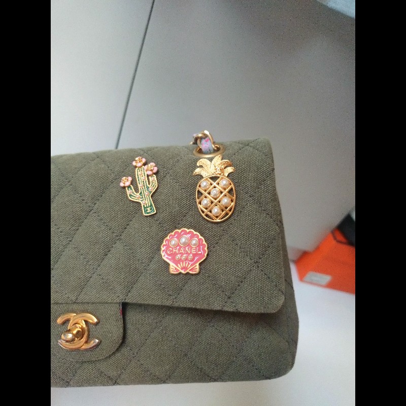 Chanel 金鍊渡假系列胸章綠布口蓋包 CF25-11