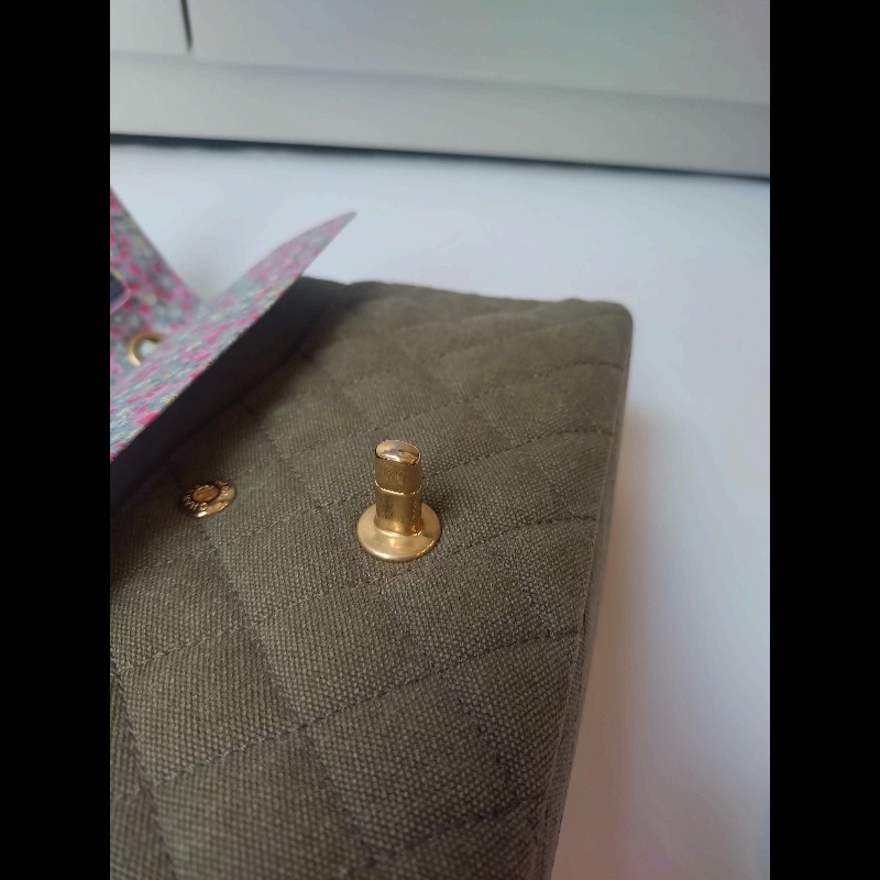 Chanel 金鍊渡假系列胸章綠布口蓋包 CF25-19