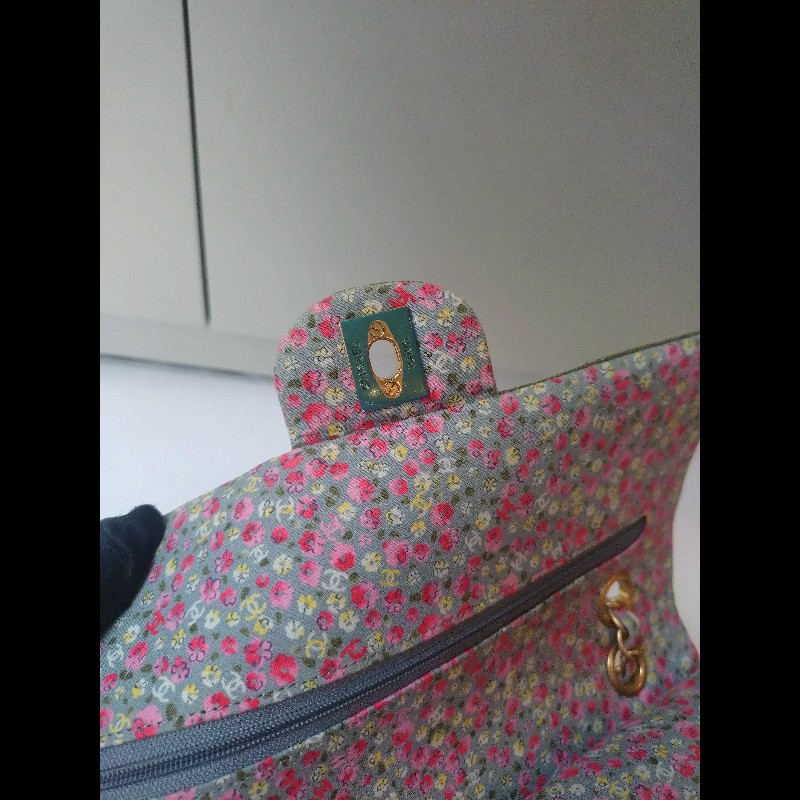 Chanel 金鍊渡假系列胸章綠布口蓋包 CF25-22