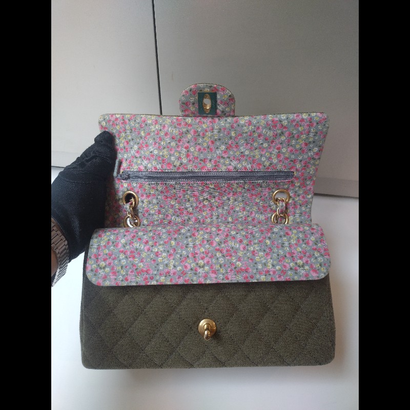 Chanel 金鍊渡假系列胸章綠布口蓋包 CF25-24