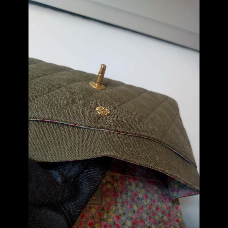 Chanel 金鍊渡假系列胸章綠布口蓋包 CF25-26