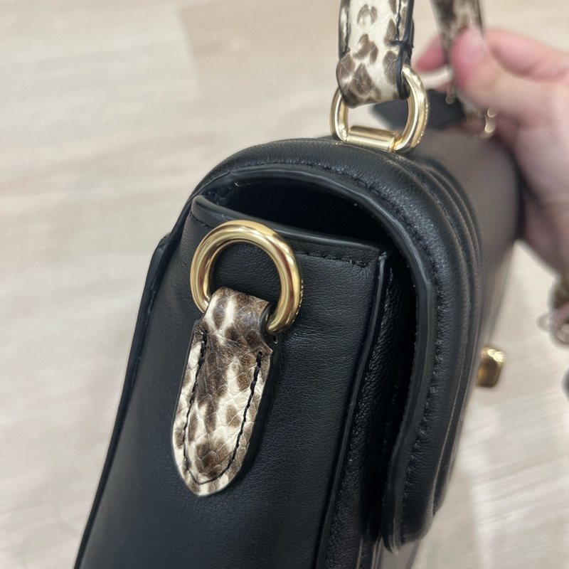 COACH 蛇紋提把牛皮旋鈕翻蓋手提/斜背二用包-黑色-10