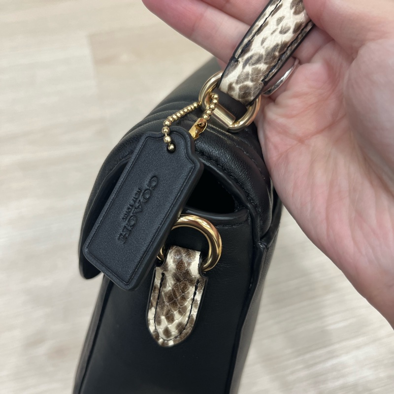 COACH 蛇紋提把牛皮旋鈕翻蓋手提/斜背二用包-黑色-11