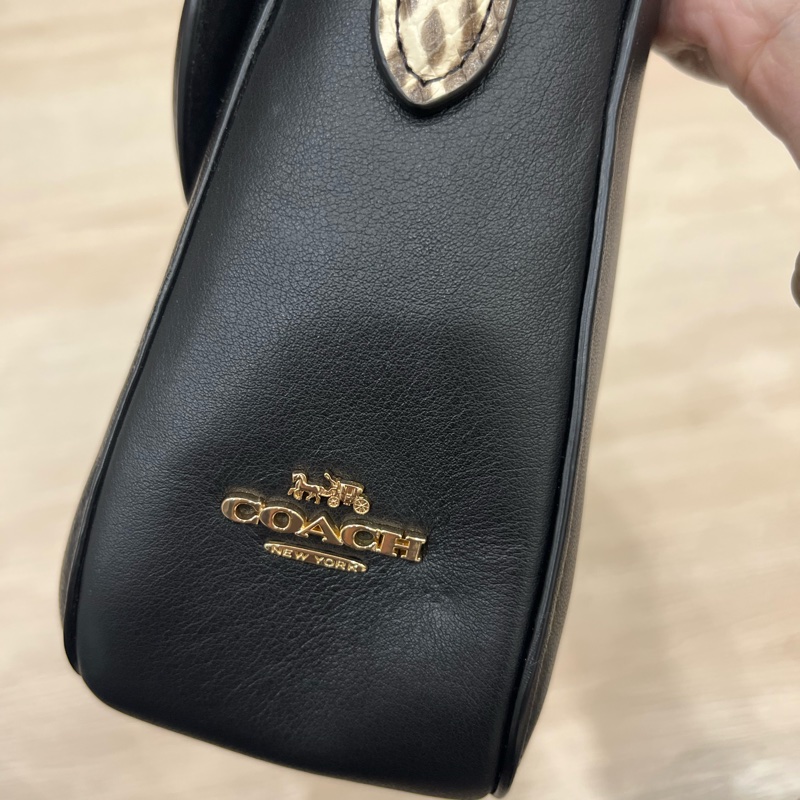 COACH 蛇紋提把牛皮旋鈕翻蓋手提/斜背二用包-黑色-12