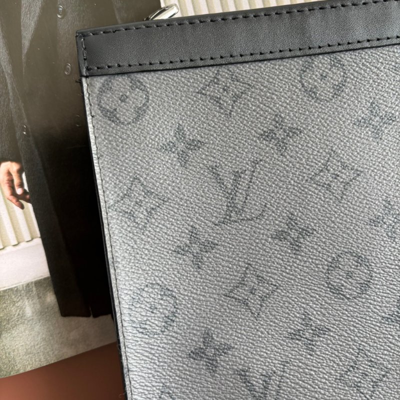 ::LOUIS VUITTON:: LV M69535 灰黑帆布手拿包 Pochette Voyage MM Monogram Eclipse-2