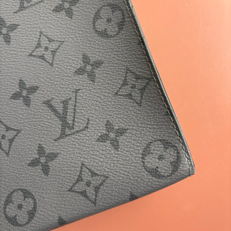 ::LOUIS VUITTON:: LV M69535 灰黑帆布手拿包 Pochette Voyage MM Monogram Eclipse-6