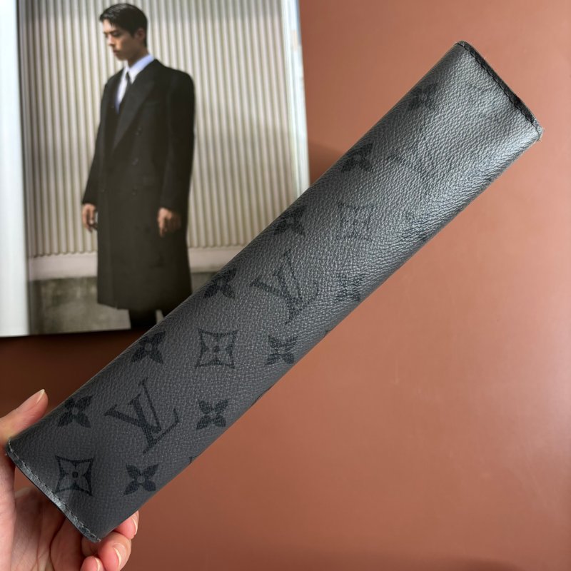 ::LOUIS VUITTON:: LV M69535 灰黑帆布手拿包 Pochette Voyage MM Monogram Eclipse-7