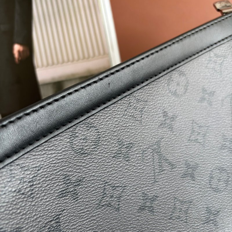 ::LOUIS VUITTON:: LV M69535 灰黑帆布手拿包 Pochette Voyage MM Monogram Eclipse-10