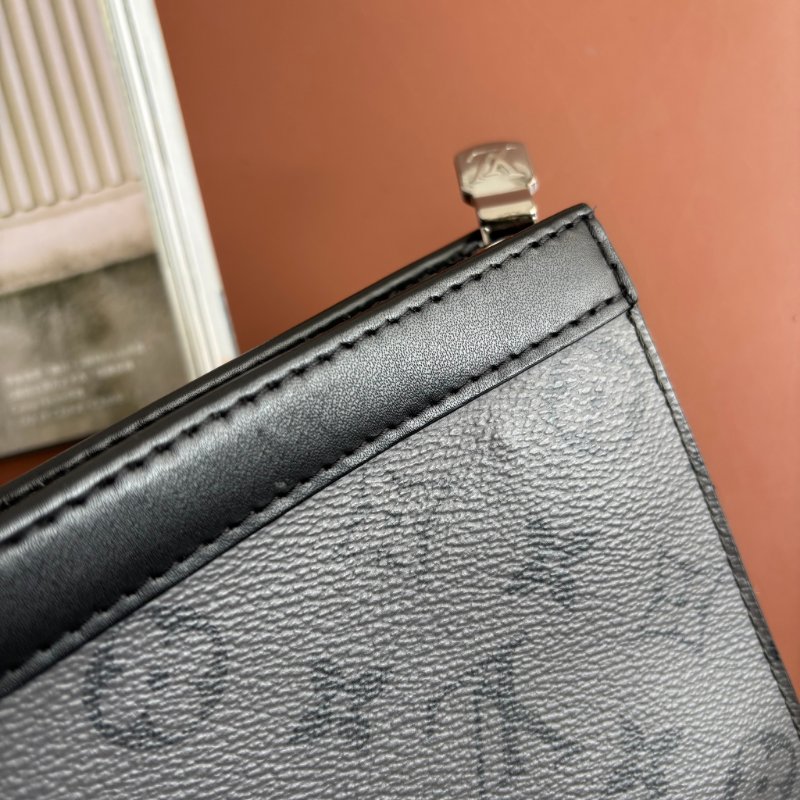 ::LOUIS VUITTON:: LV M69535 灰黑帆布手拿包 Pochette Voyage MM Monogram Eclipse-11