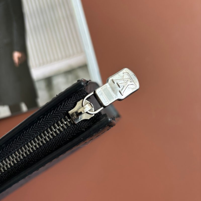 ::LOUIS VUITTON:: LV M69535 灰黑帆布手拿包 Pochette Voyage MM Monogram Eclipse-12