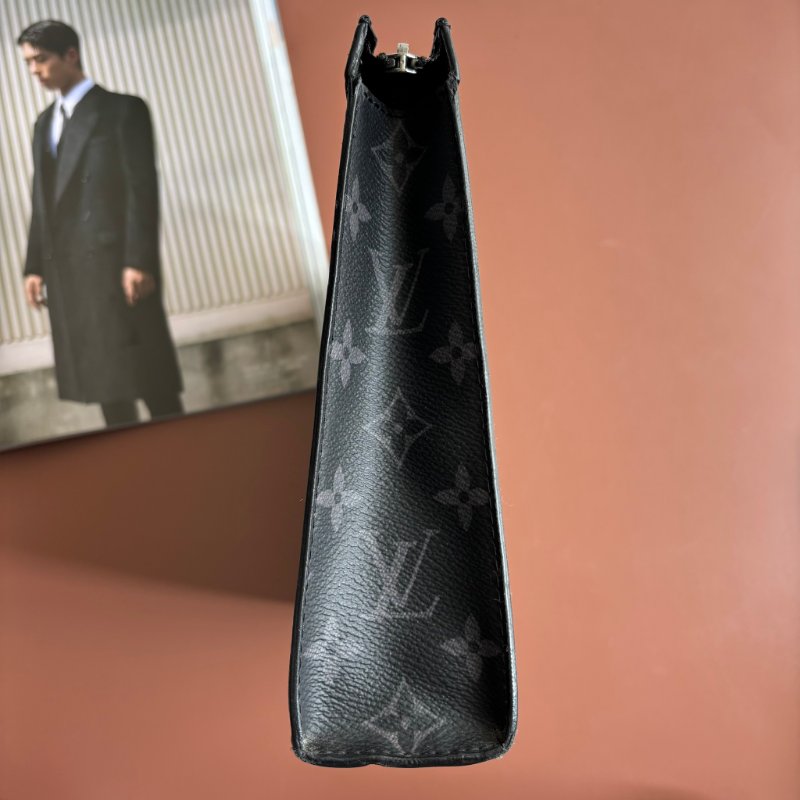 ::LOUIS VUITTON:: LV M69535 灰黑帆布手拿包 Pochette Voyage MM Monogram Eclipse-17