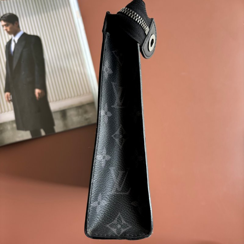 ::LOUIS VUITTON:: LV M69535 灰黑帆布手拿包 Pochette Voyage MM Monogram Eclipse-18