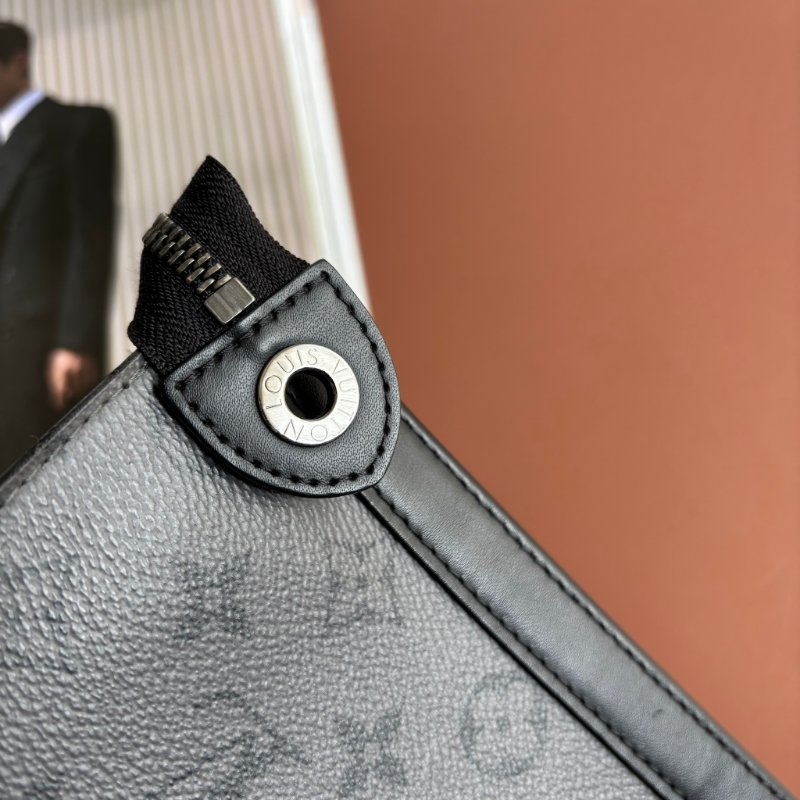 ::LOUIS VUITTON:: LV M69535 灰黑帆布手拿包 Pochette Voyage MM Monogram Eclipse-19