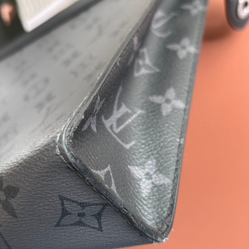 ::LOUIS VUITTON:: LV M69535 灰黑帆布手拿包 Pochette Voyage MM Monogram Eclipse-22