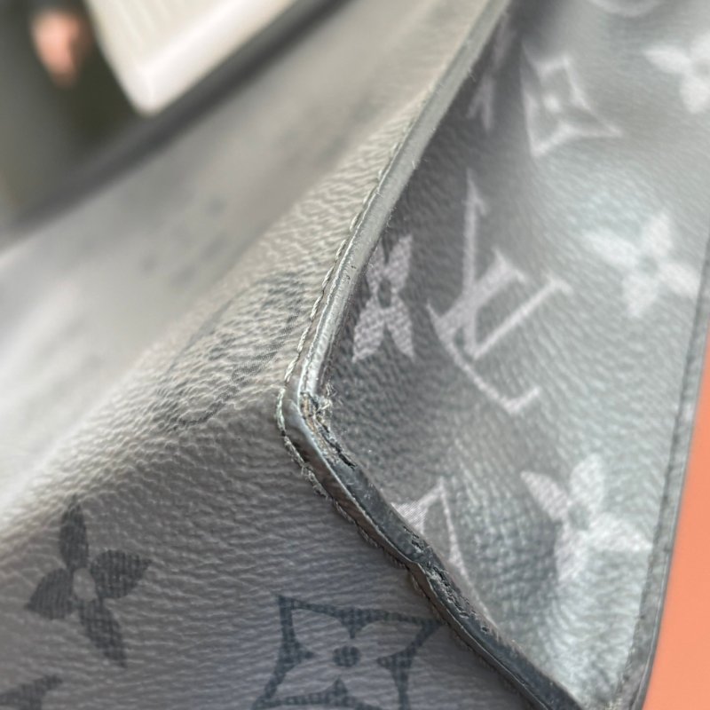 ::LOUIS VUITTON:: LV M69535 灰黑帆布手拿包 Pochette Voyage MM Monogram Eclipse-24