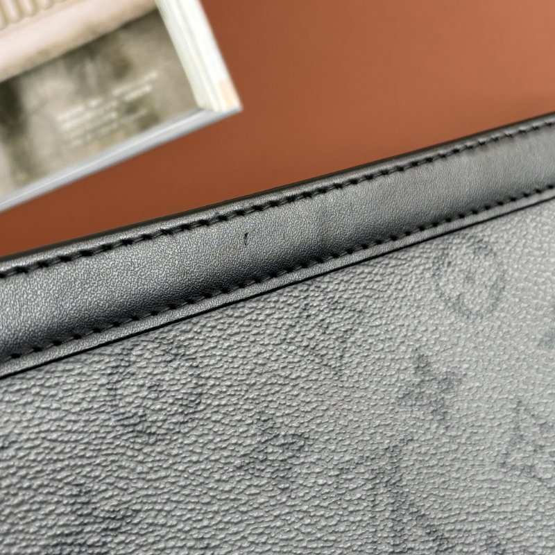 ::LOUIS VUITTON:: LV M69535 灰黑帆布手拿包 Pochette Voyage MM Monogram Eclipse-26