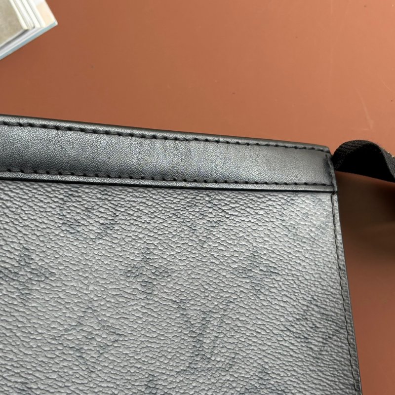 ::LOUIS VUITTON:: LV M69535 灰黑帆布手拿包 Pochette Voyage MM Monogram Eclipse-28