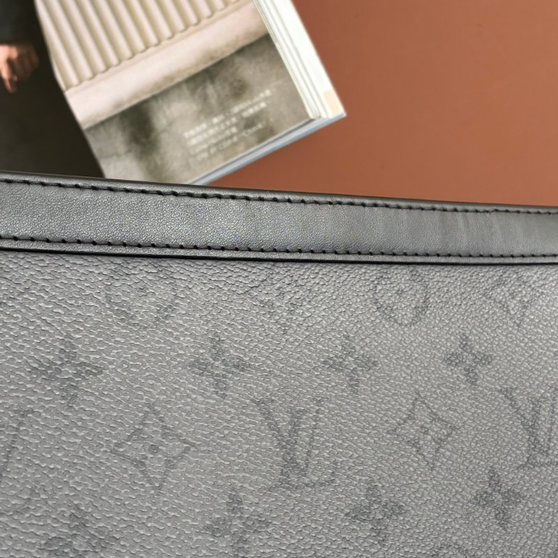 ::LOUIS VUITTON:: LV M69535 灰黑帆布手拿包 Pochette Voyage MM Monogram Eclipse-29
