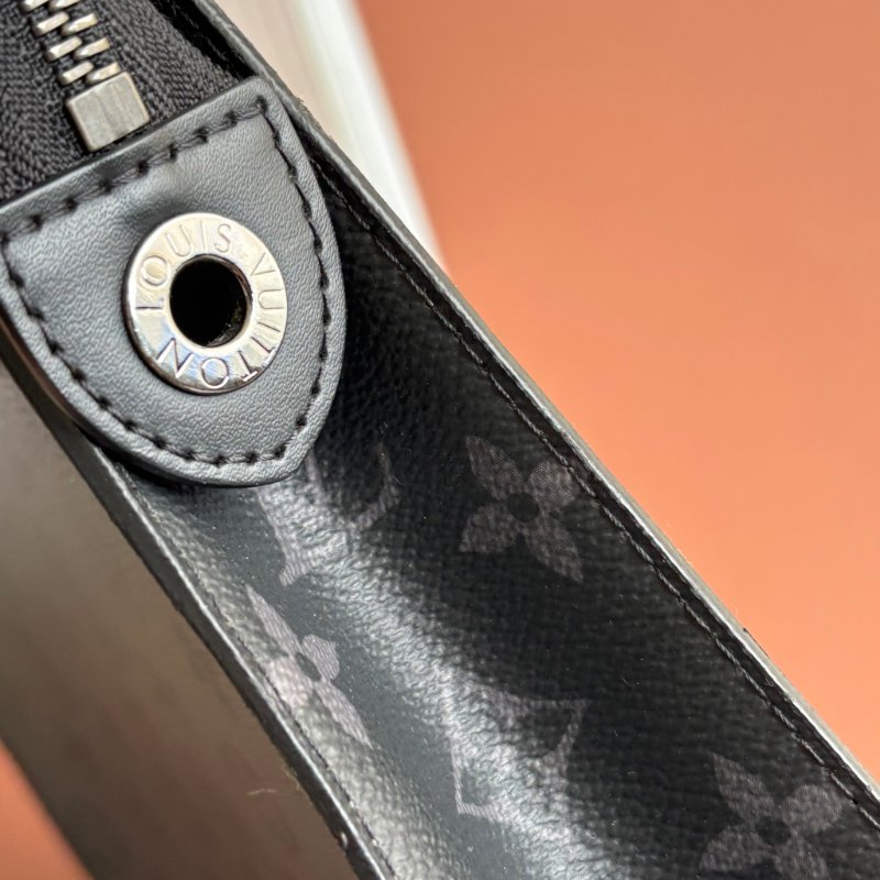 ::LOUIS VUITTON:: LV M69535 灰黑帆布手拿包 Pochette Voyage MM Monogram Eclipse-31