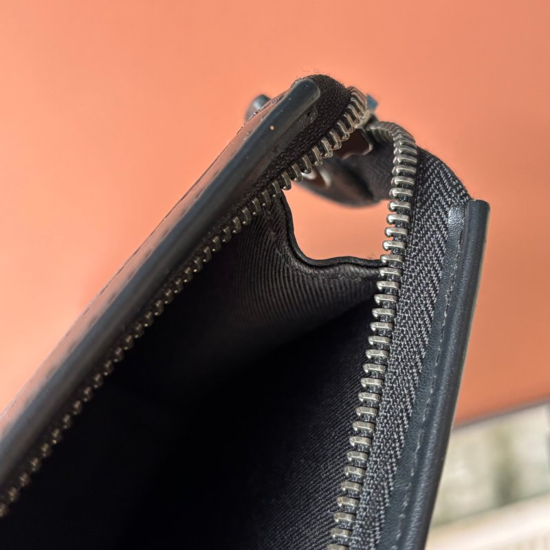 ::LOUIS VUITTON:: LV M69535 灰黑帆布手拿包 Pochette Voyage MM Monogram Eclipse-34
