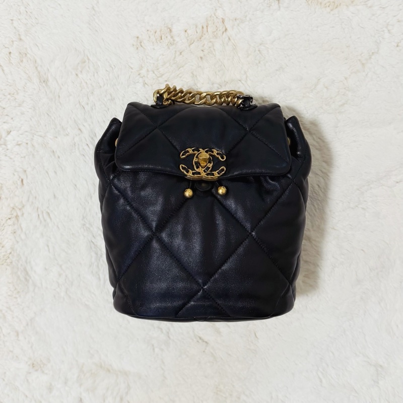 CHANEL 19 羊皮菱格紋金扣後背包-0