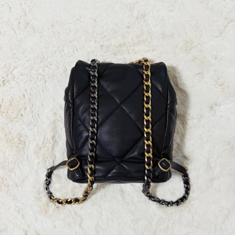 CHANEL 19 羊皮菱格紋金扣後背包-1