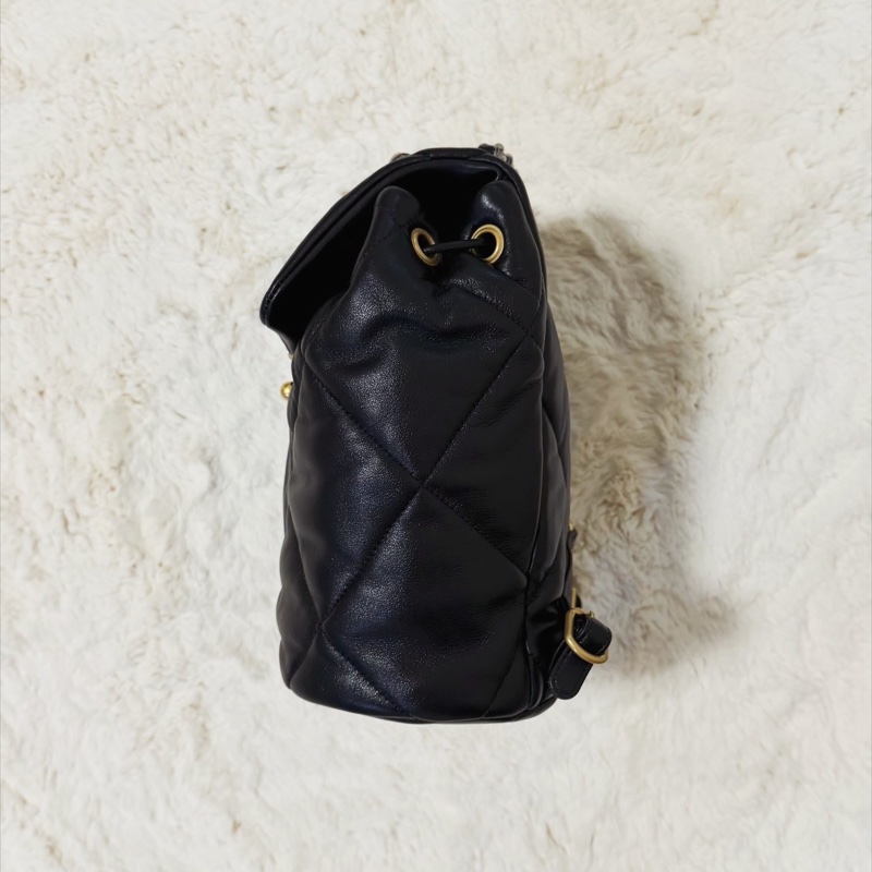 CHANEL 19 羊皮菱格紋金扣後背包-2