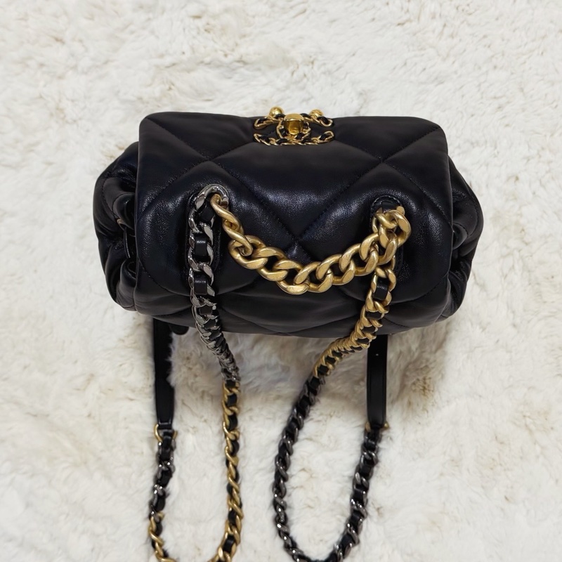 CHANEL 19 羊皮菱格紋金扣後背包-5