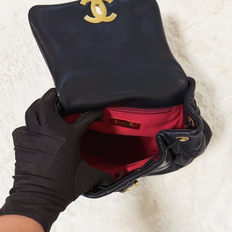 CHANEL 19 羊皮菱格紋金扣後背包-6