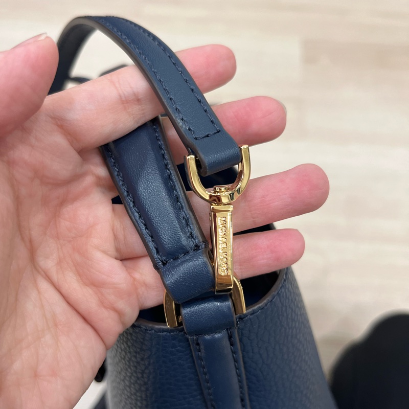 MICHAEL KORS MERCER 牛皮手提/斜背水桶包-小/藍-12
