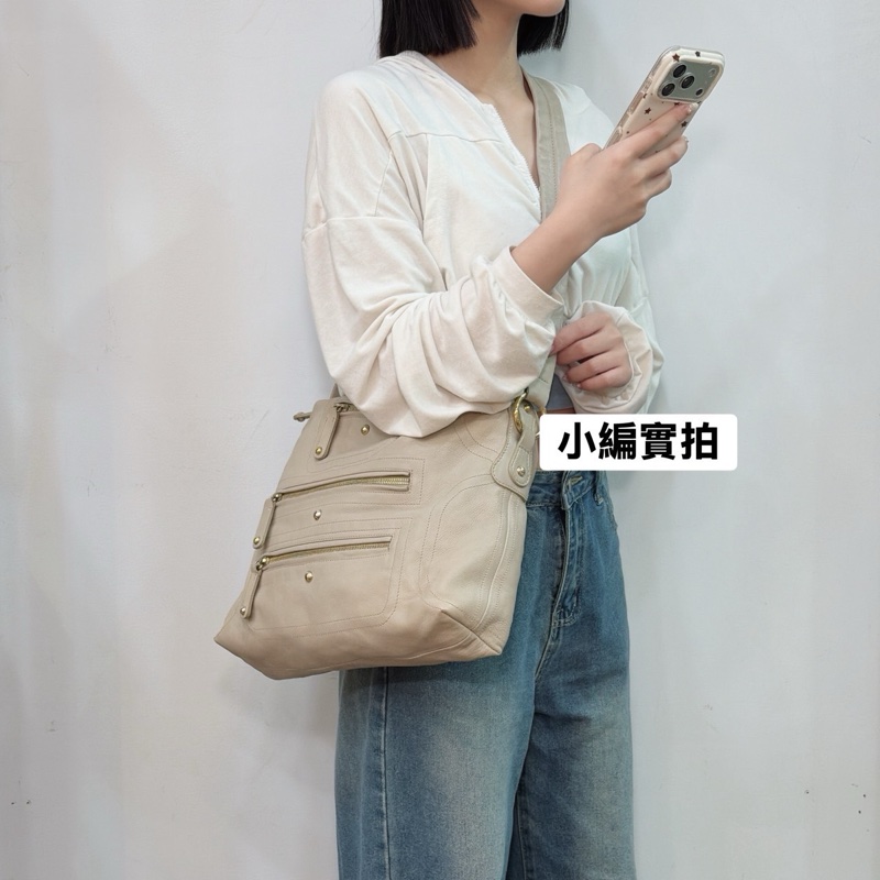 莉亞精品♡ Tod’s 奶灰多層拉鏈包 二手美包-1