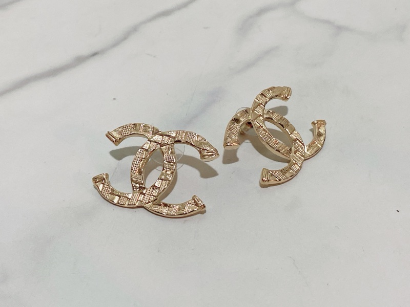 Chanel 浮雕大LOGO耳環（非一般小尺寸）-1