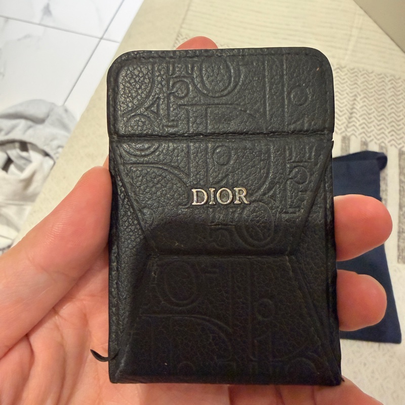 Dior皮革壓紋手機支架磁吸卡包-1