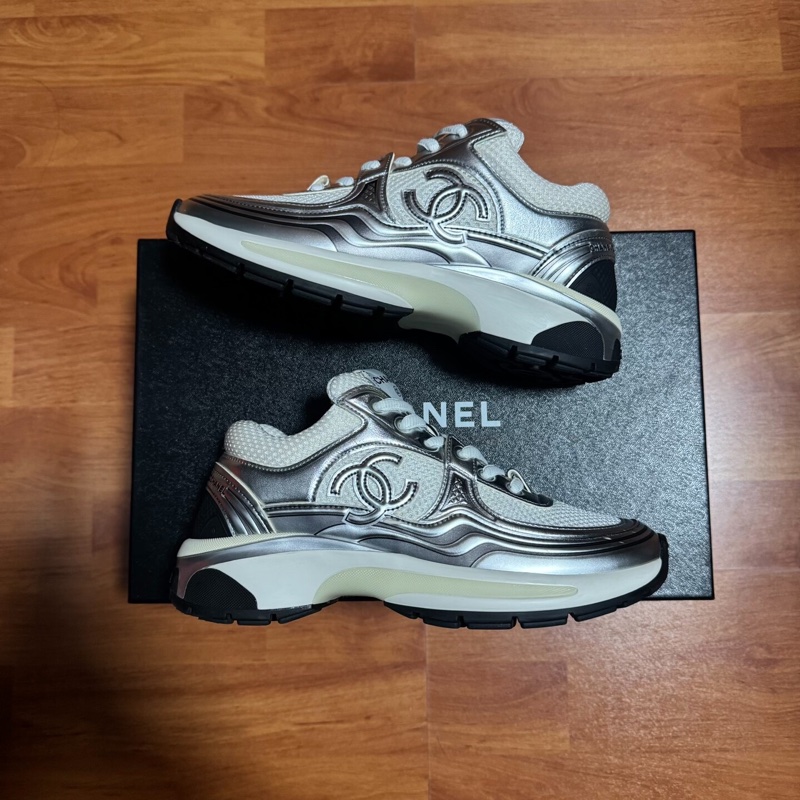 Chanel香奈兒銀角大王 雙C徽標休閒鞋 女款 白銀色 36碼-0