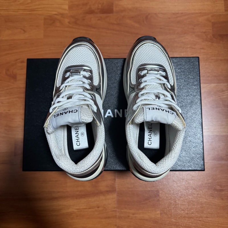 Chanel香奈兒銀角大王 雙C徽標休閒鞋 女款 白銀色 36碼-3