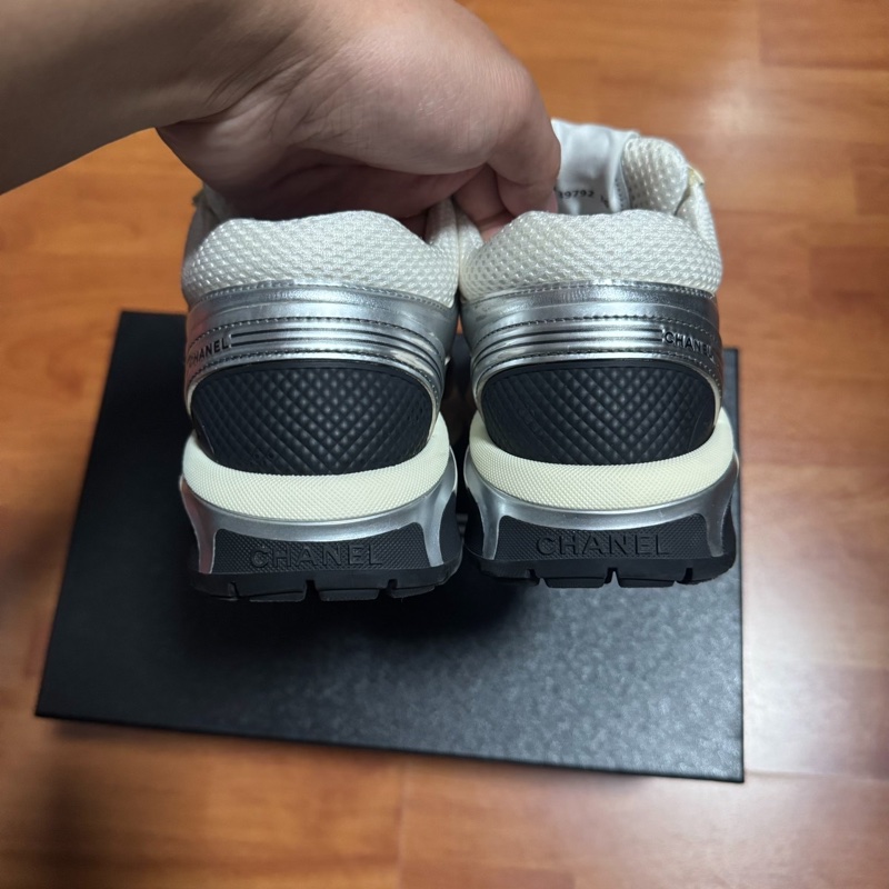 Chanel香奈兒銀角大王 雙C徽標休閒鞋 女款 白銀色 36碼-4