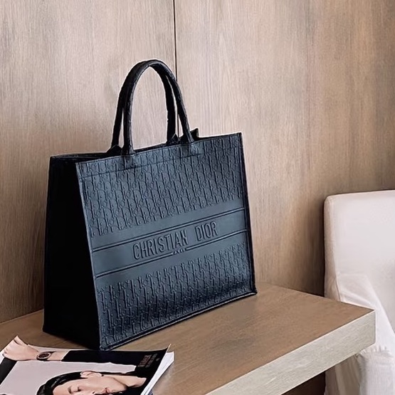 DIOR低調奢華專櫃13W+ 迪奧黑色全皮浮雕立體壓紋托特-1