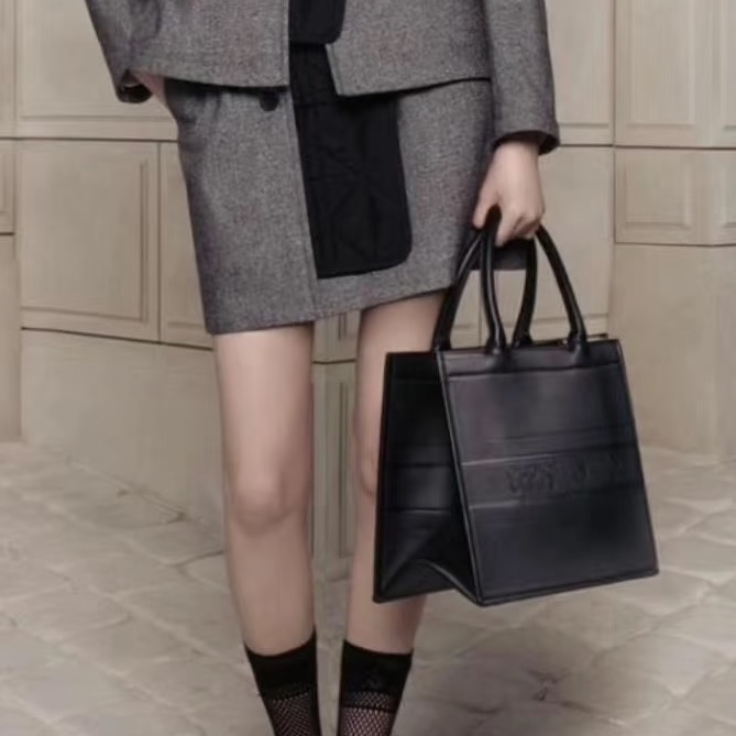 DIOR低調奢華專櫃13W+ 迪奧黑色全皮浮雕立體壓紋托特-7