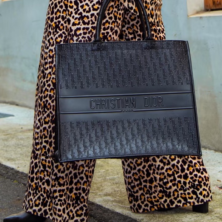 DIOR低調奢華專櫃13W+ 迪奧黑色全皮浮雕立體壓紋托特-33