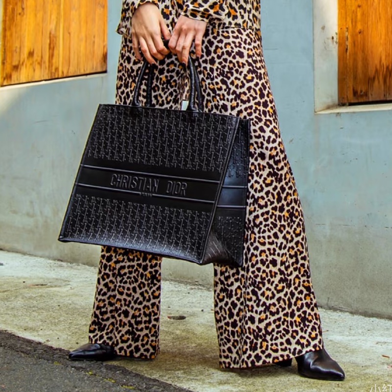 DIOR低調奢華專櫃13W+ 迪奧黑色全皮浮雕立體壓紋托特-9