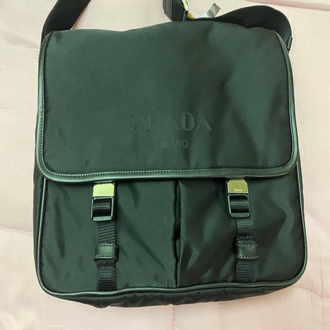 prada 雙釦帶尼龍郵差包