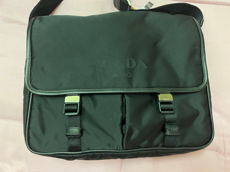 prada 雙釦帶尼龍郵差包-0