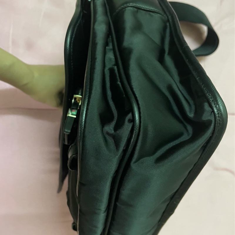 prada 雙釦帶尼龍郵差包-1