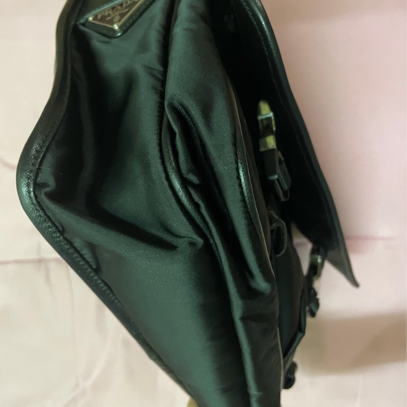 prada 雙釦帶尼龍郵差包-2