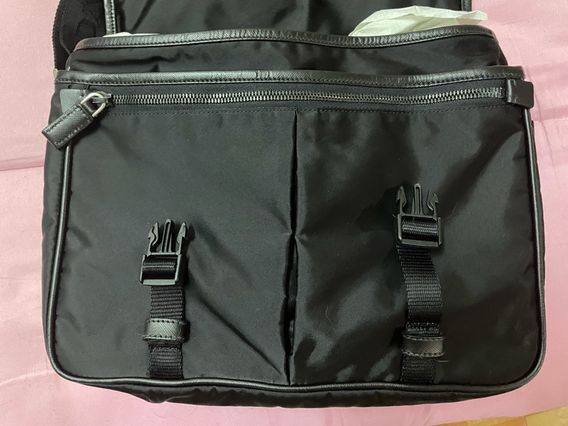 prada 雙釦帶尼龍郵差包-4
