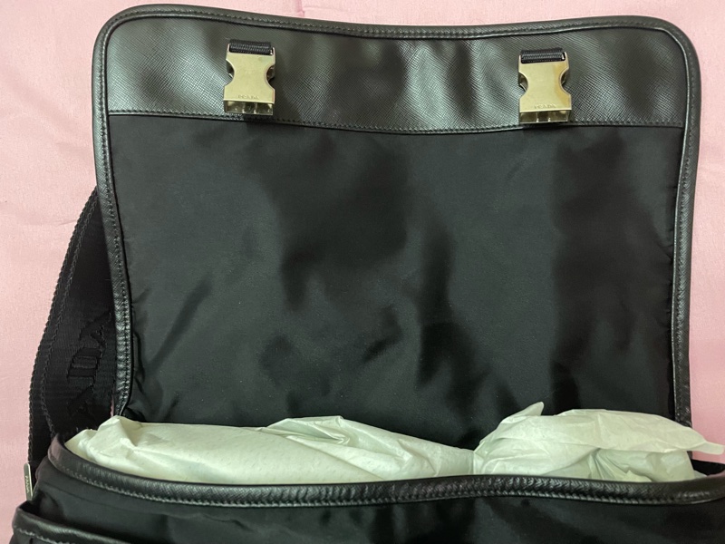 prada 雙釦帶尼龍郵差包-5