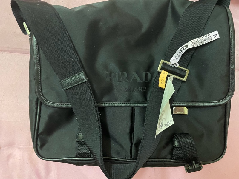 prada 雙釦帶尼龍郵差包-7